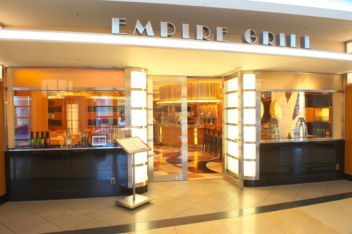 エンパイア・グリル外観（C）Disney