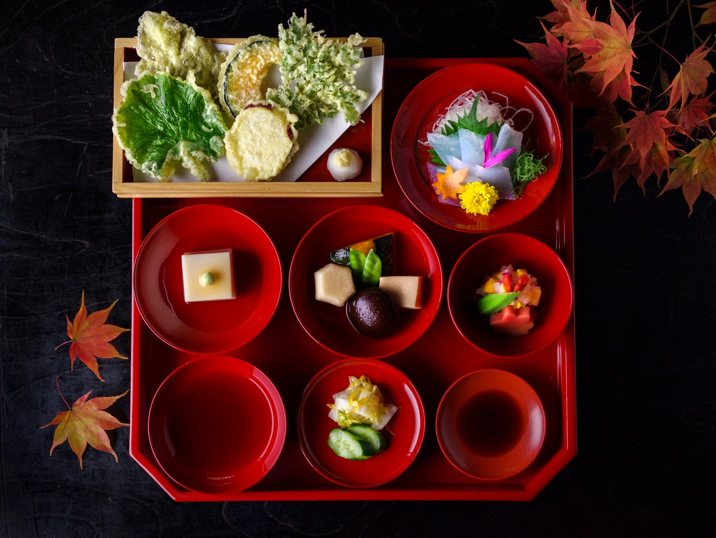 赤塗りの漆器で命をいただく精進料理／提供画像