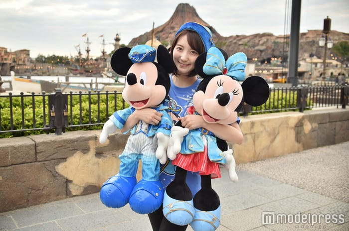 「東京ディズニーシー15周年“ザ・イヤー・オブ・ウィッシュ”」ぬいぐるみ各¥18000(モデル:堀瑞希)/(C)モデルプレス