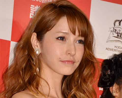 藤井リナ、マイクロミニドレスで美脚あらわに