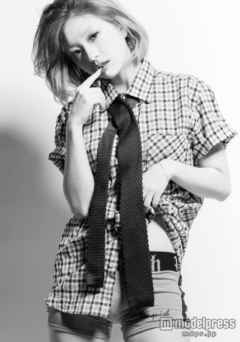 AAA伊藤千晃、パンツ一枚でSEXYを体現