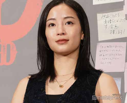 広瀬すず、ノースリーブ衣装で登場 共演者の可愛さにとろける【宝島】
