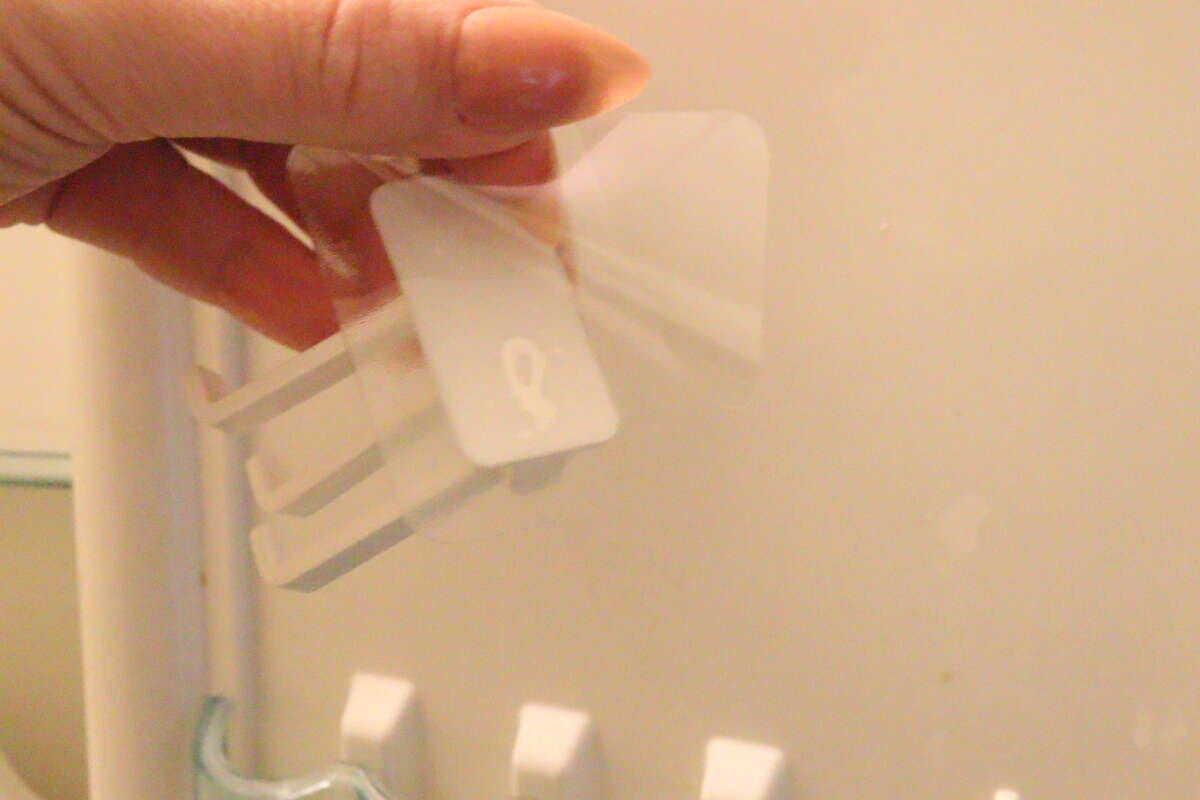 セリアの可動式3連フックの粘着シート