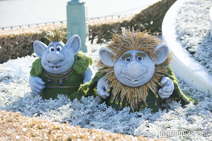 エントランスのデコレーション、トロールたち(C)Disney