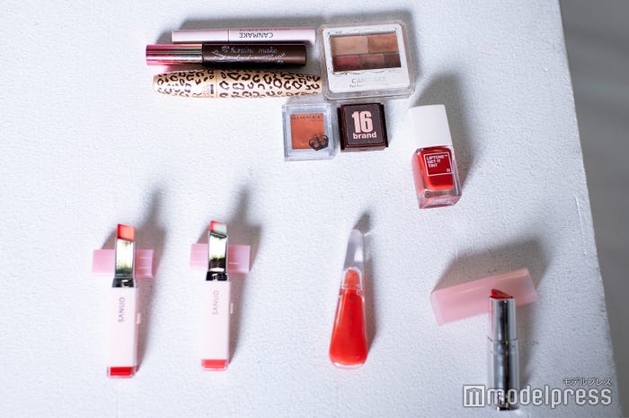 熊崎晴香のメイクポーチ中身 (C)モデルプレス