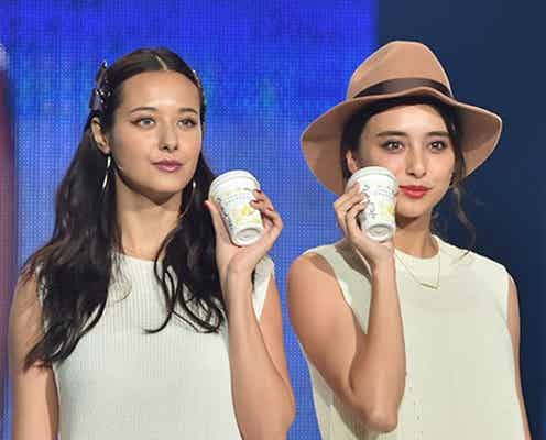 石田ニコル&浦浜アリサ、お揃いコーデで笑顔はじける仲良しランウェイ <神コレ2015A/W>