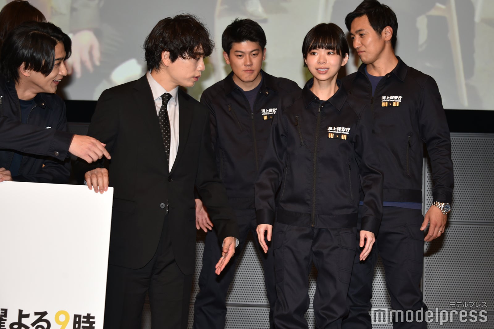 フォトセッションで後列で見えなかった趣里を前に出すキャスト陣 （C）モデルプレス
