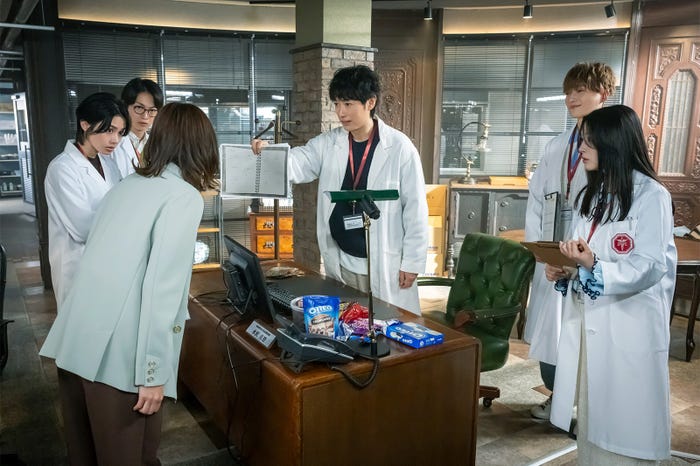 (左手前から)瀧内公美、安斉星来、綱啓永、ディーン・フジオカ、八木勇征、川床明日香「LOVED ONE」第1話(C)フジテレビ