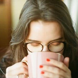 男性がかわいらしいと思ってしまう「小動物系女子」の特徴は?