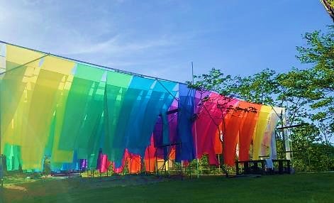 高島ちぢみ虹のカーテン／画像提供：マックアース
