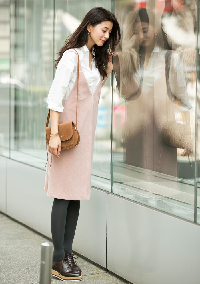 シャツセットニット¥3,990/SEVENDAYS=SUNDAY(SEVENDAYS=SUNDAY 新宿店) ジャンパースカート¥5,500/AG by aquagirl ピアス¥1,900、バングル¥1,900/ともにENVYM フェイクスエードバッグ¥2,950/Bershka(ベルシュカ・ジャパン カスタマーサービス) 厚底レースアップシューズ¥8,300/CAMILLE BIS RANDA タイツ/スタイリスト私物(C)TOPLOG