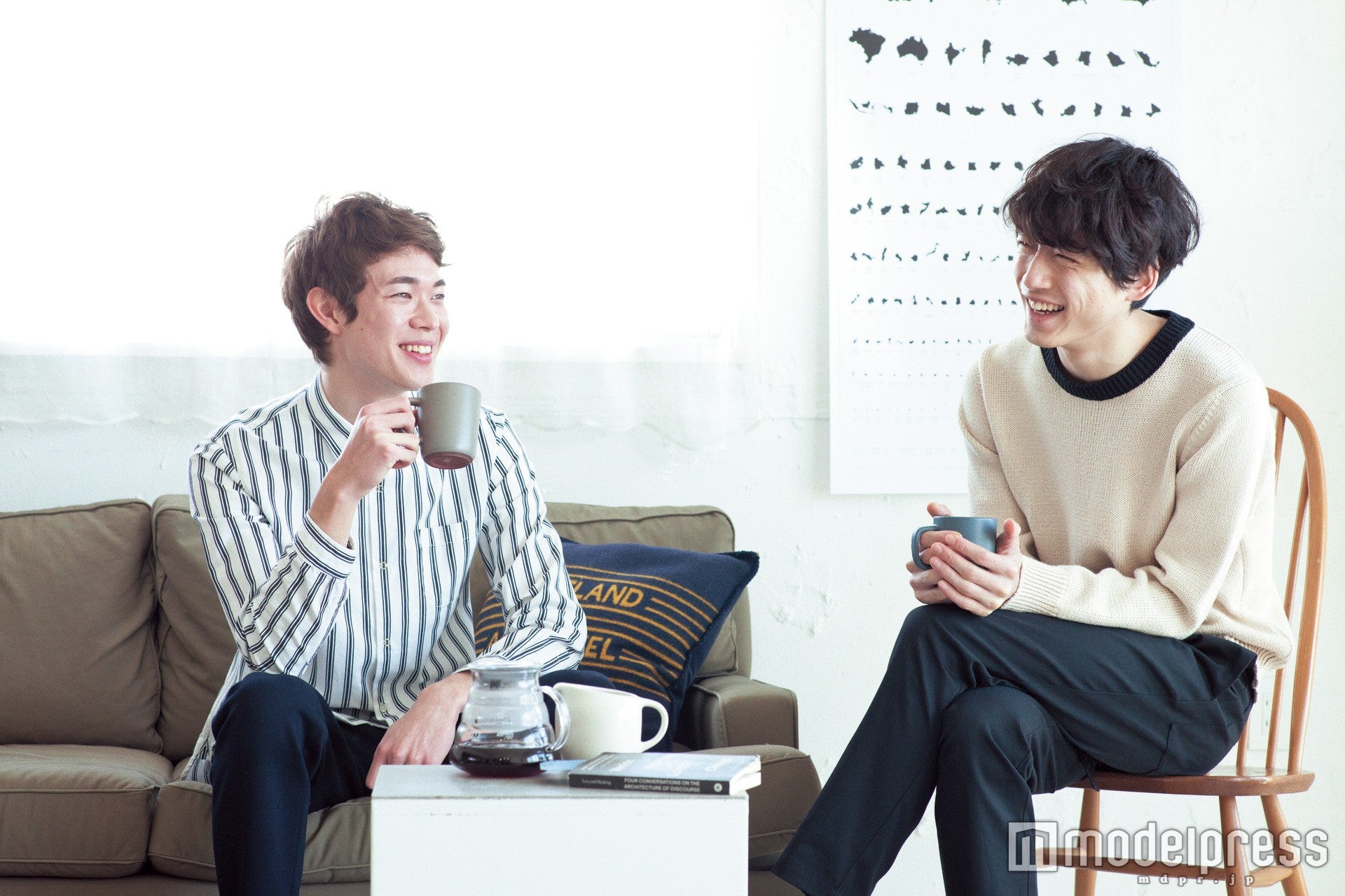 新トレンド“ドリップ男子”に注目 “元祖”坂口健太郎が後輩モデルにレクチャー