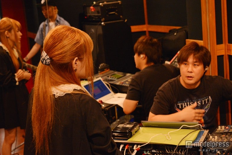 バンドメンバーと真剣に意見を交わす“Milky Bunny”（ミルキーバニー）こと益若つばさ