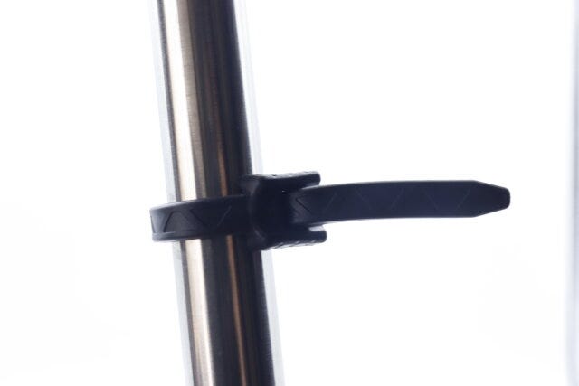 ダイソーのツールバンド（AGAX、14cm、2本）をポールに設置