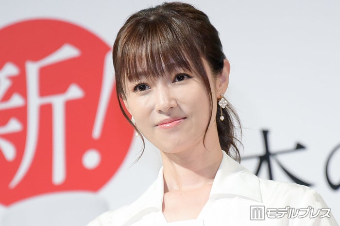 深田恭子、1年ぶりインスタ更新 胸元ザックリドレスの近影公開