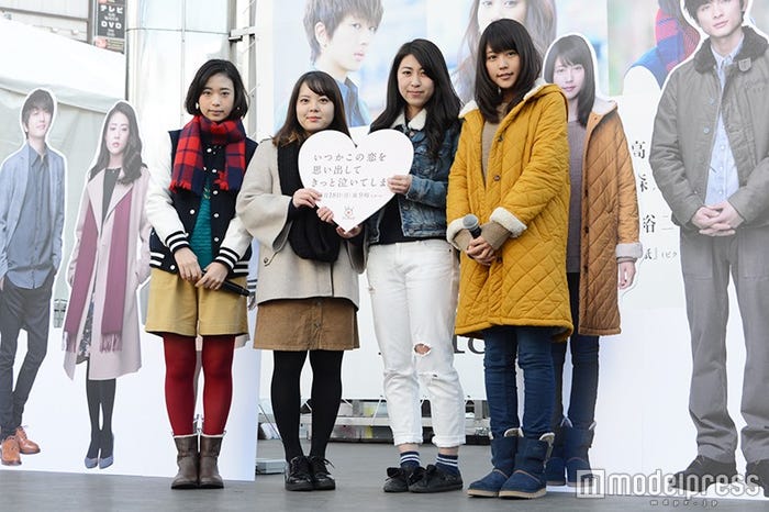 (左より)森川葵、当選者の2人、有村架純(C)モデルプレス