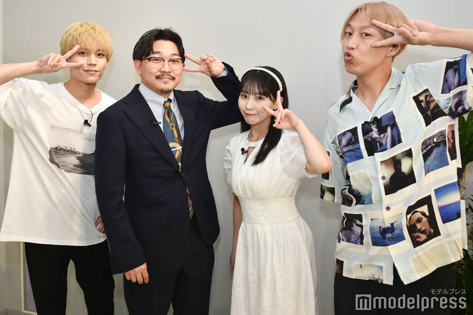 生配信出演の4人を直撃（左から）岩岡徹、伊藤俊介、田中美久、お見送り芸人しんいち／お見送り芸人しんいちのピースに合わせて4人ともピース（C）モデルプレス