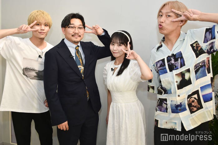 生配信出演の4人を直撃(左から)岩岡徹、伊藤俊介、田中美久、お見送り芸人しんいち/お見送り芸人しんいちのピースに合わせて4人ともピース(C)モデルプレス