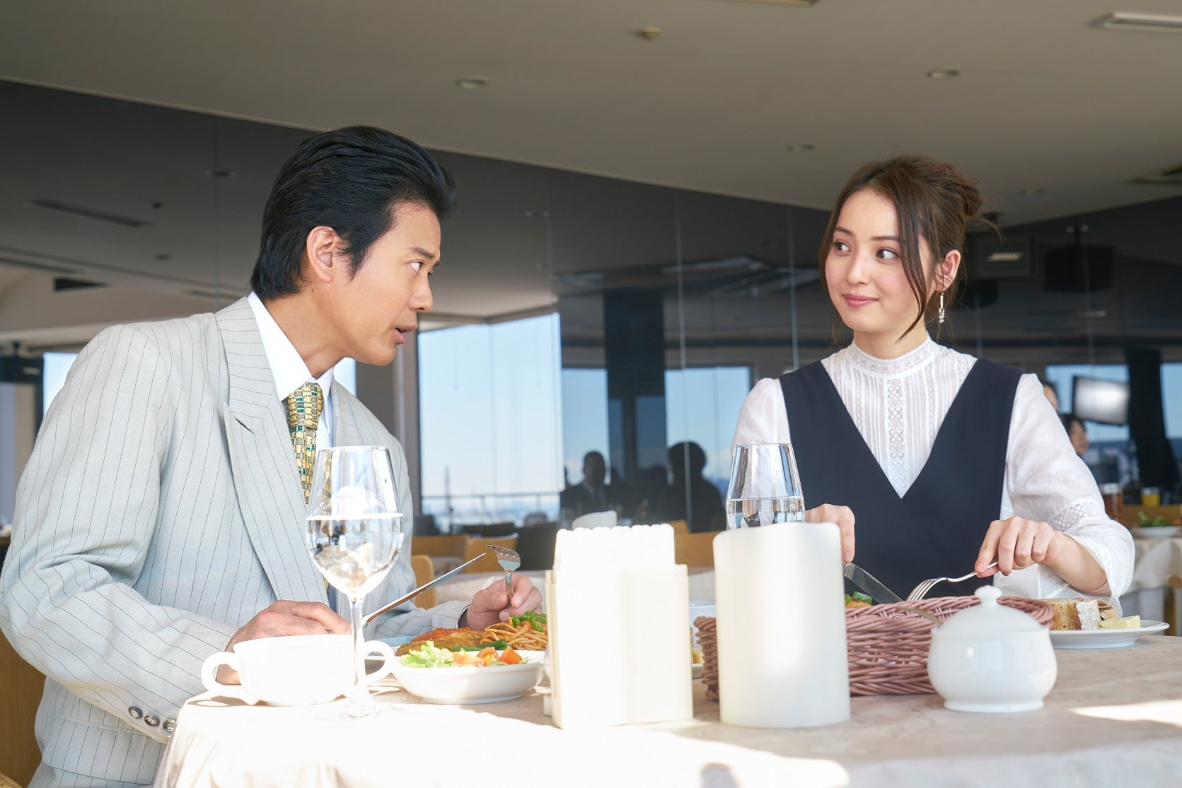 唐沢寿明、佐々木希（画像提供：Hulu）