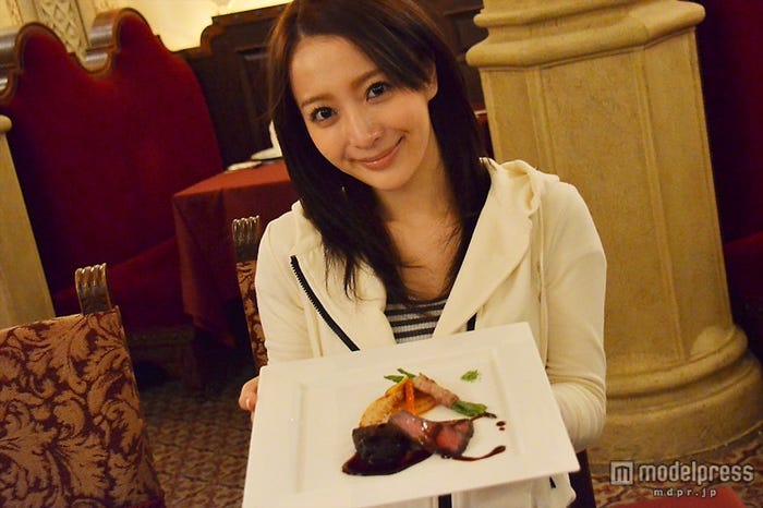 「牛フィレ肉のポワレともも肉のロースト、ヴァンルージュソース」/「マゼランズ」/モデル:竹内渉