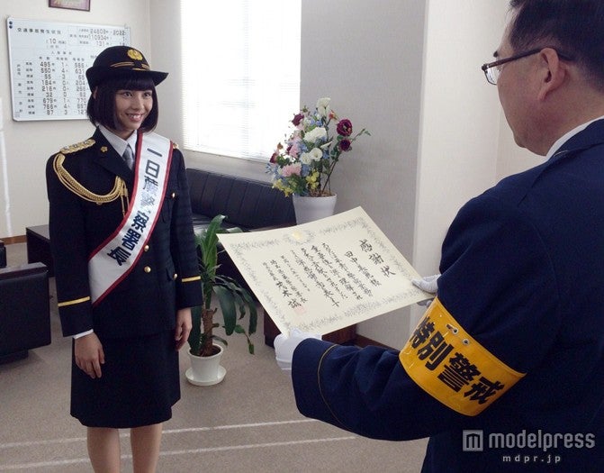 一日警察署長に就任した田中美麗