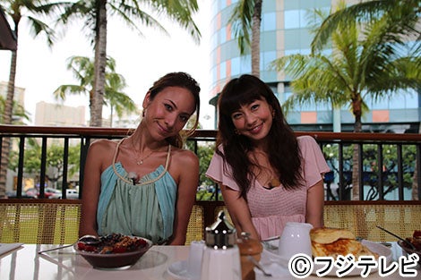 2人のリゾートファッションにも注目