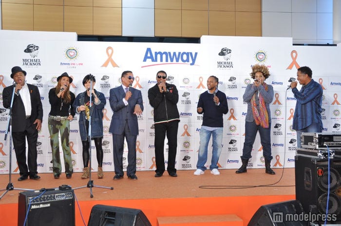 クリスマスソング「サンタが街にやってくる」をアカペラで披露