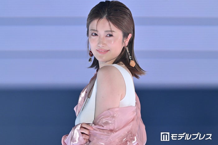 樋口日奈、美脚際立つミニスカオフショット「スタイル良すぎ」「どの角度も美しい」と反響
