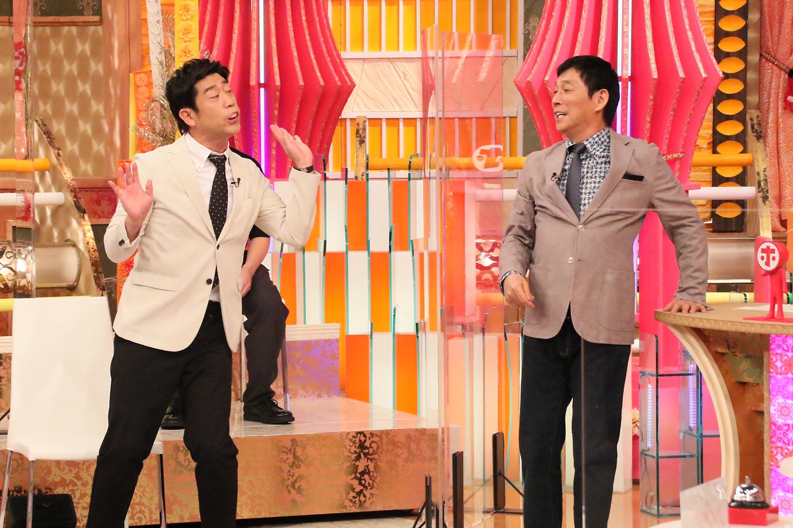 （左から）原口あきまさ、明石家さんま（C）フジテレビ