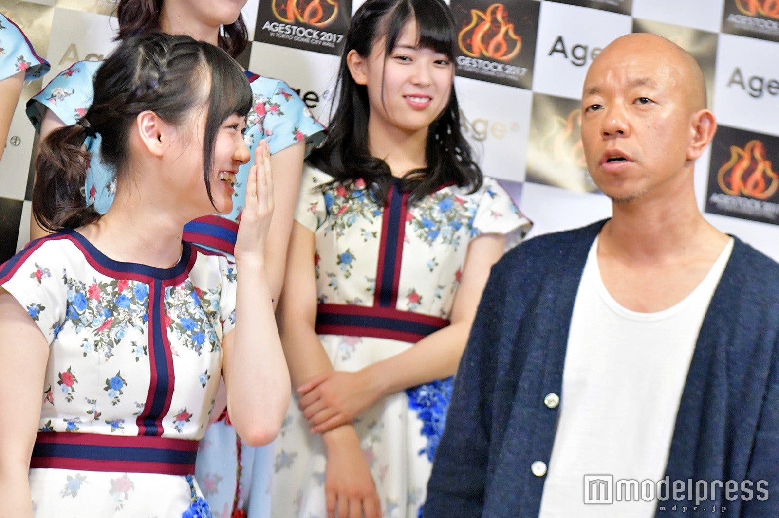 山下美月、小峠英二（C）モデルプレス