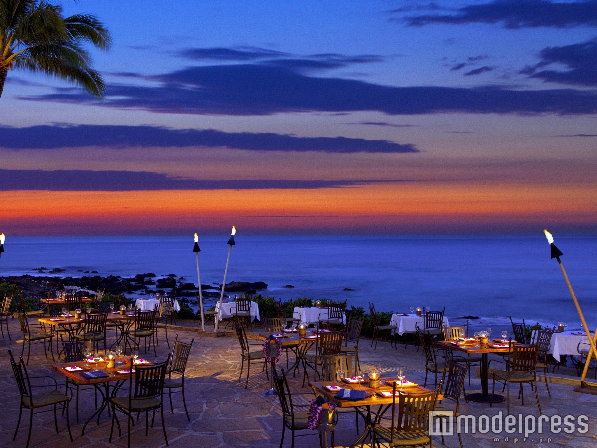 宿泊先ホテルのレストランでの夕食一例（ヒルトン・ワイコロア・ビレッジのレストラン、カムエラ・プロビジョン・カンパニー）／画像提供：JTBワールドバケーションズ