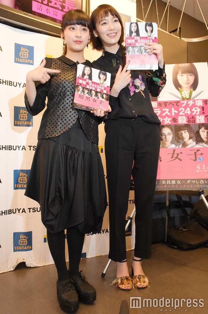 (左から)平祐奈、飯豊まりえ (C)モデルプレス