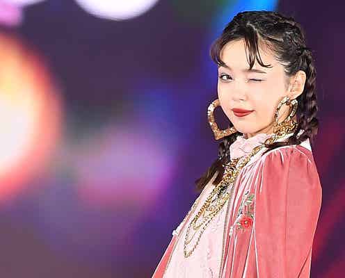藤田ニコル、限界ギリギリミニワンピ&ウィンクで悩殺<GirlsAward 2017 A/W>