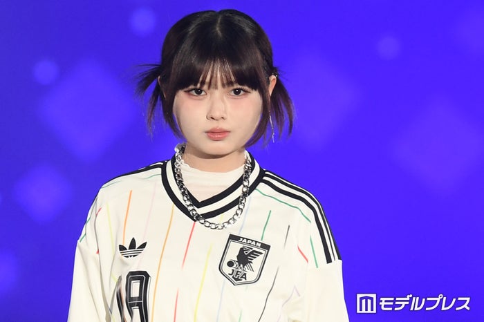 「今日好き」おひなさま（長浜広奈）、ユニフォームトップスでクールに登場 ウィンクも披露【サツコレ2026S/S】