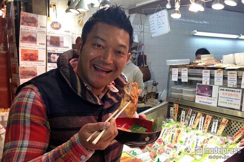 京都の台所「錦市場」で食べ歩きする山口智充