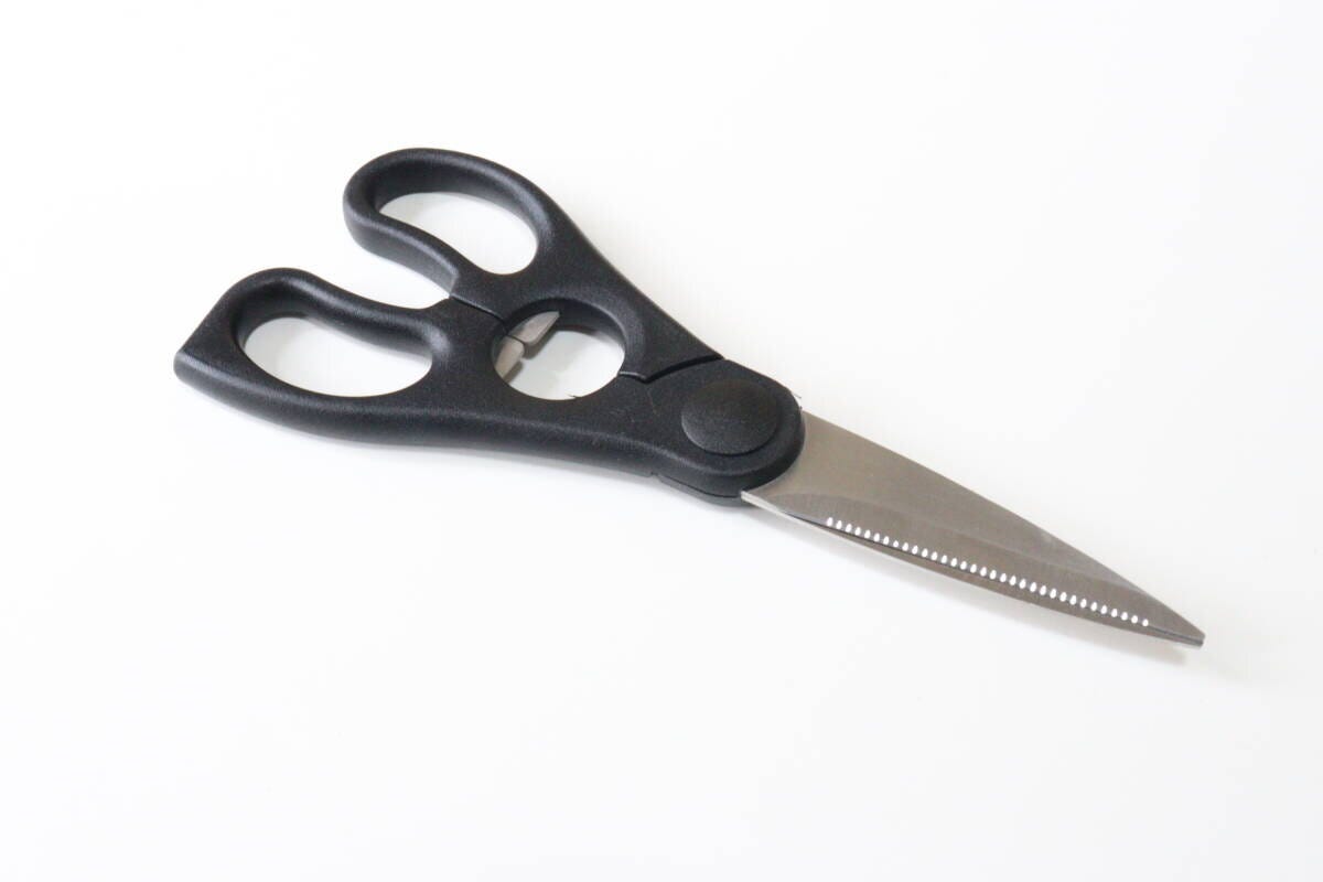 セリアのベーシックキッチンはさみのビジュアル