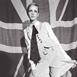 ベストとショートパンツのアンサンブルを着るツイッギー／1966年（C）Photograph Terence Donovan, courtesy Terence Donovan Archive.The Sunday Times, 23 October 1966