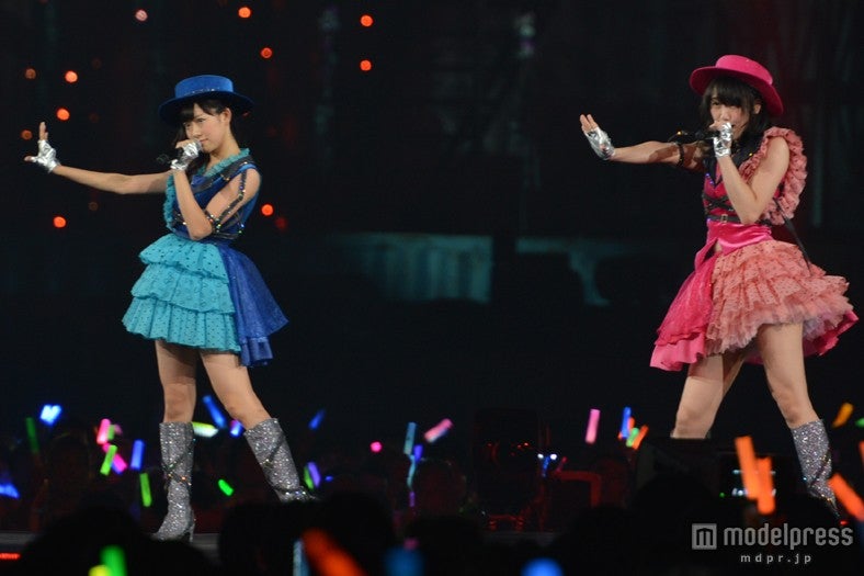 （左から）渡辺美優紀、松井玲奈／「AKB48 2013 真夏のドームツアー～まだまだ、やらなきゃいけないことがある～」東京ドーム公演2日目より