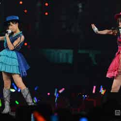 （左から）渡辺美優紀、松井玲奈／「AKB48 2013 真夏のドームツアー～まだまだ、やらなきゃいけないことがある～」東京ドーム公演2日目より