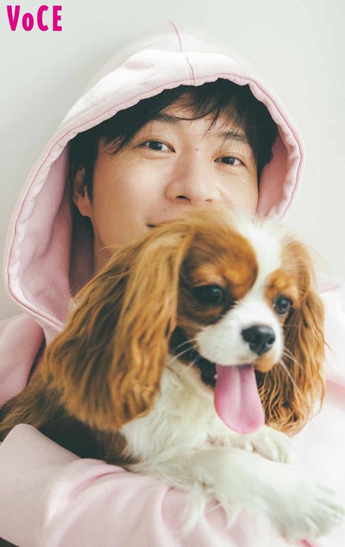 田中圭、ワンちゃん抱きしめ優しい笑顔にキュン