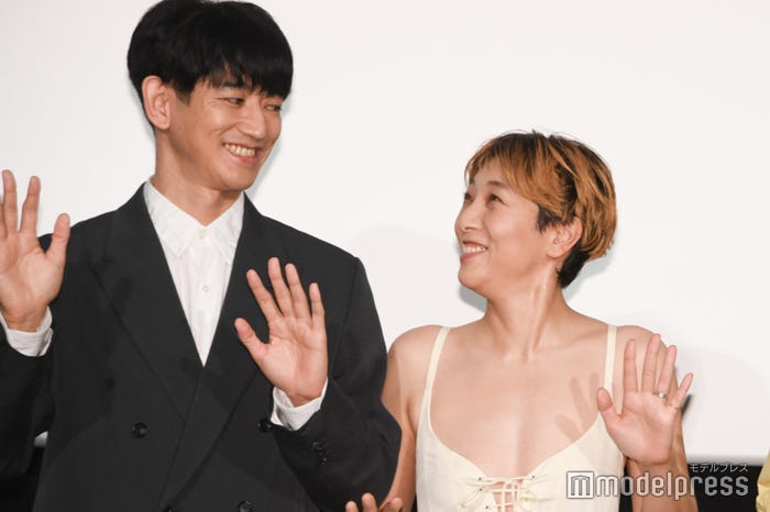 フォトセッションでカメラマンの指示に思わず顔を見合わせて笑う永山瑛太、安藤サクラ(C)モデルプレス