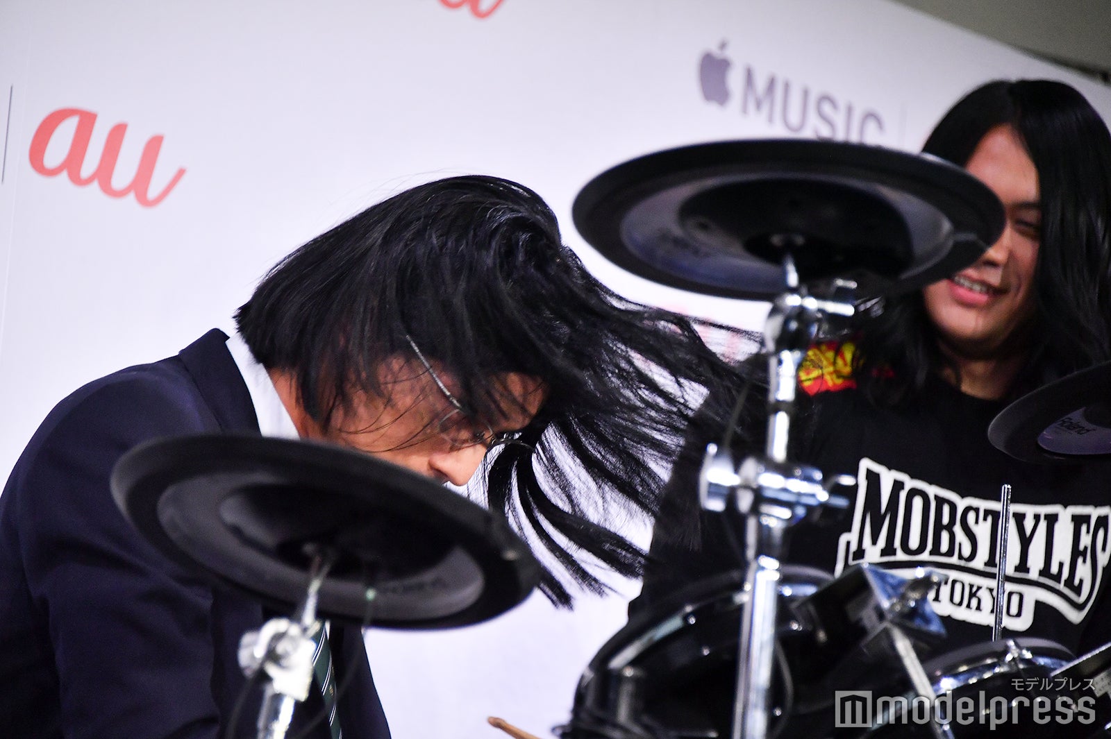 一心不乱にドラムを叩く細杉くん（中川大志）（C）モデルプレス