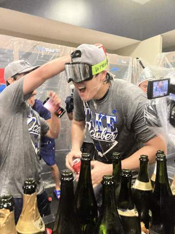 大谷翔平 シャンパンファイトでマンシーとハグ 美酒浴び「何回やってもいい」試合では四球＆二盗で同点ホーム踏む
