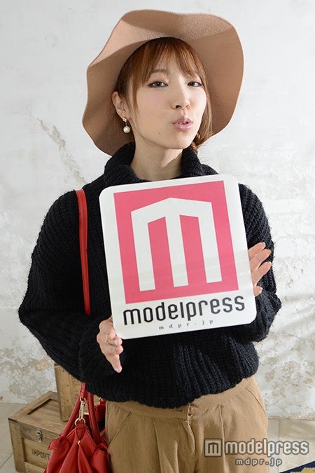 タートルニットをゆるっとインしているのがポイント