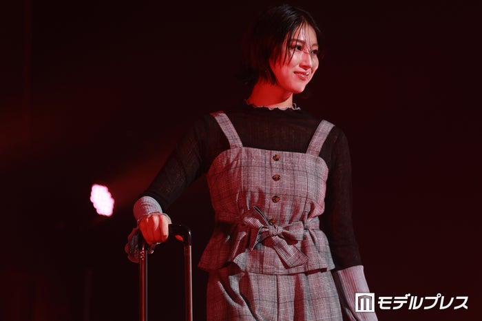 「日プ女子」出身・高畠百加、セットアップで美スタイル際立つ クールにランウェイデビュー【STARRZ TOKYO】