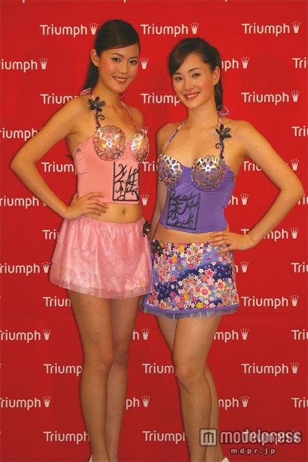 「女性維新ブラ」をお披露目／「2013トリンプ・イメージガール」（左から）渡辺アリサ、ALISA