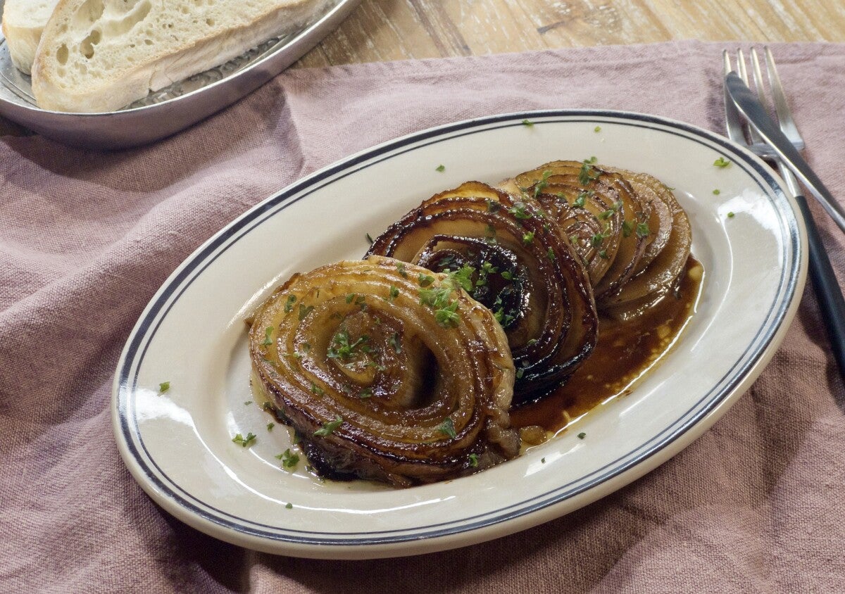 「新玉ねぎあるうちは週5で作る！」「焼くだけなのにとろける～」新玉ねぎの簡単ステーキ