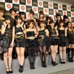 AKB48“チームサプライズ”(上段左から)高城亜樹、宮澤佐江、横山由依、篠田麻里子、小嶋陽菜、川栄李奈、北原里英、峯岸みなみ(下段左から)指原莉乃、柏木由紀、高橋みなみ、大島優子、渡辺麻友、島崎遥香、板野友美、松井玲奈