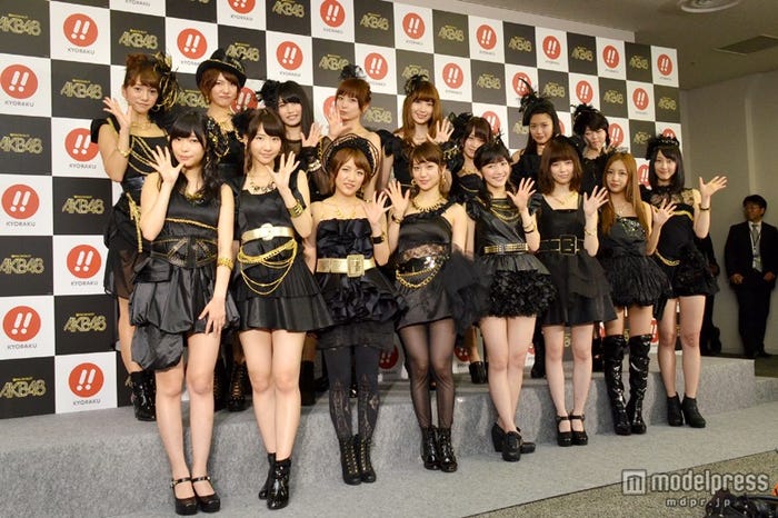 AKB48“チームサプライズ”(上段左から)高城亜樹、宮澤佐江、横山由依、篠田麻里子、小嶋陽菜、川栄李奈、北原里英、峯岸みなみ(下段左から)指原莉乃、柏木由紀、高橋みなみ、大島優子、渡辺麻友、島崎遥香、板野友美、松井玲奈