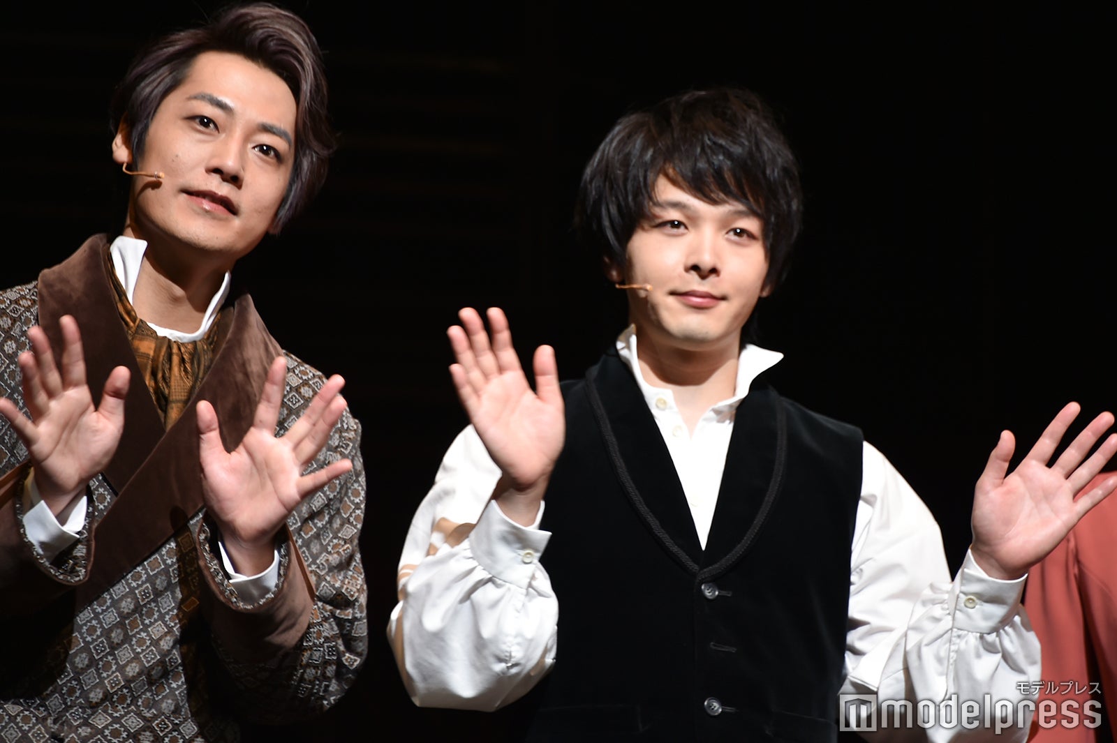 ムービーカメラに手を振る福士誠治、中村倫也 （C）モデルプレス